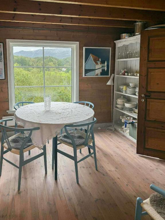 Traditional Cabin With Fjord Views In Skjoldastraumen, Skjoldastraumen