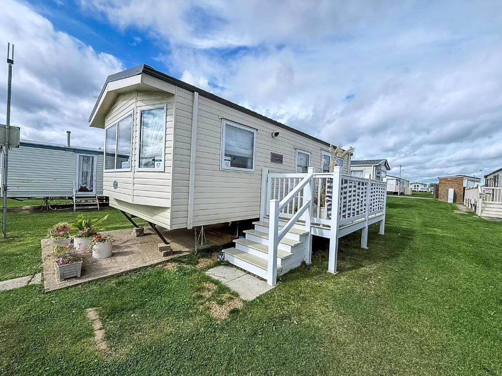 Lovely 6 Berth Caravan With Decking At California Cliffs In Scratby Ref 50027F, Great Yarmouth