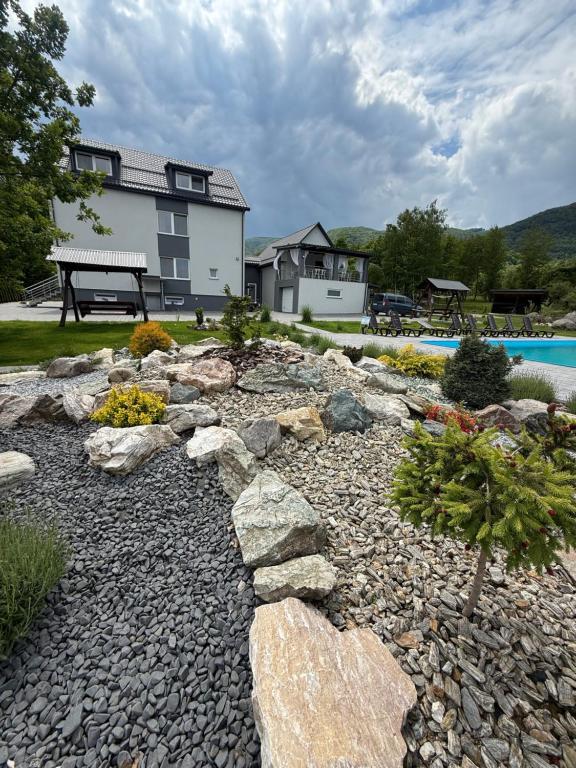 Bier House, Veljatyn