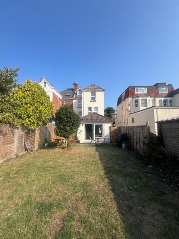 Open plan flat with large garden close to beach, Bournemouth