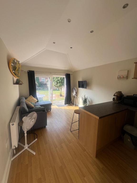 Open plan flat with large garden close to beach photo 2