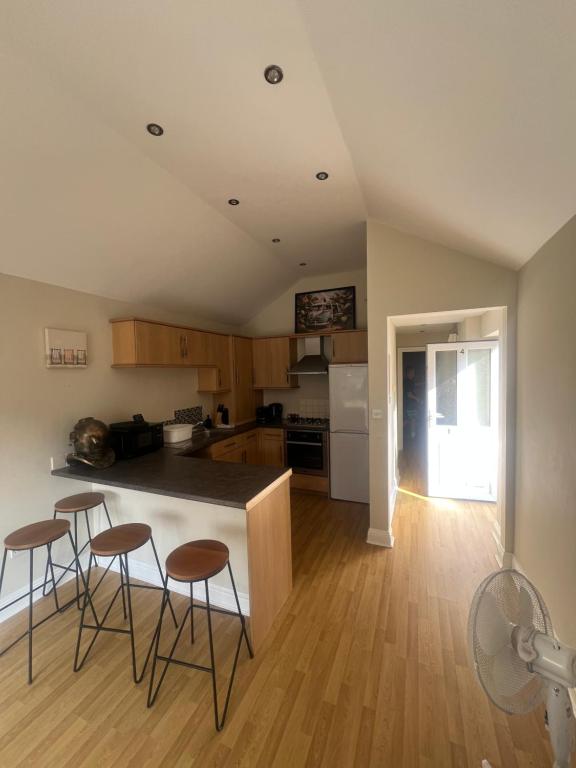 Open plan flat with large garden close to beach photo 3