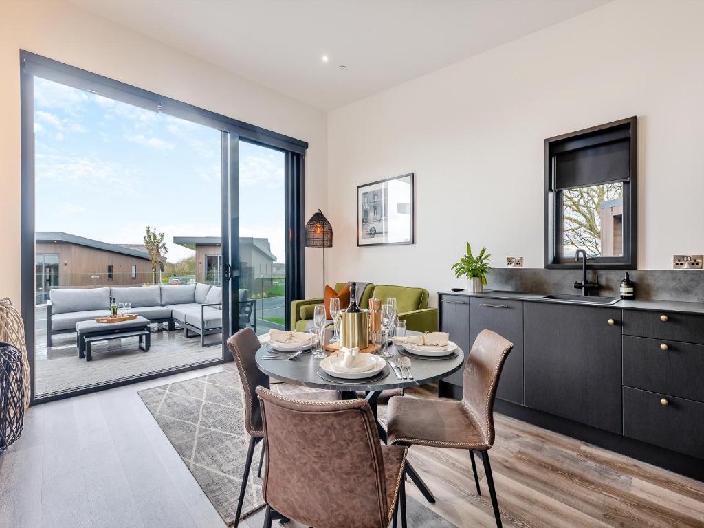 Lodge Three - Uk42793, Llangefni