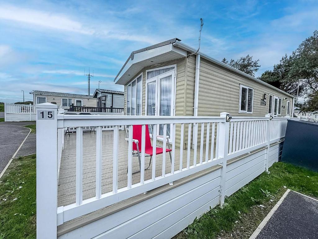 Beautiful Caravan With Decking At Broadland Sands Holiday Park Ref 20015Cf, Hopton on Sea