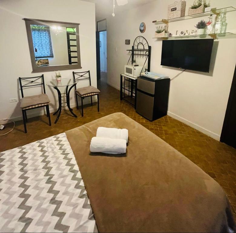 Private Room and Bath for 2, San Juan