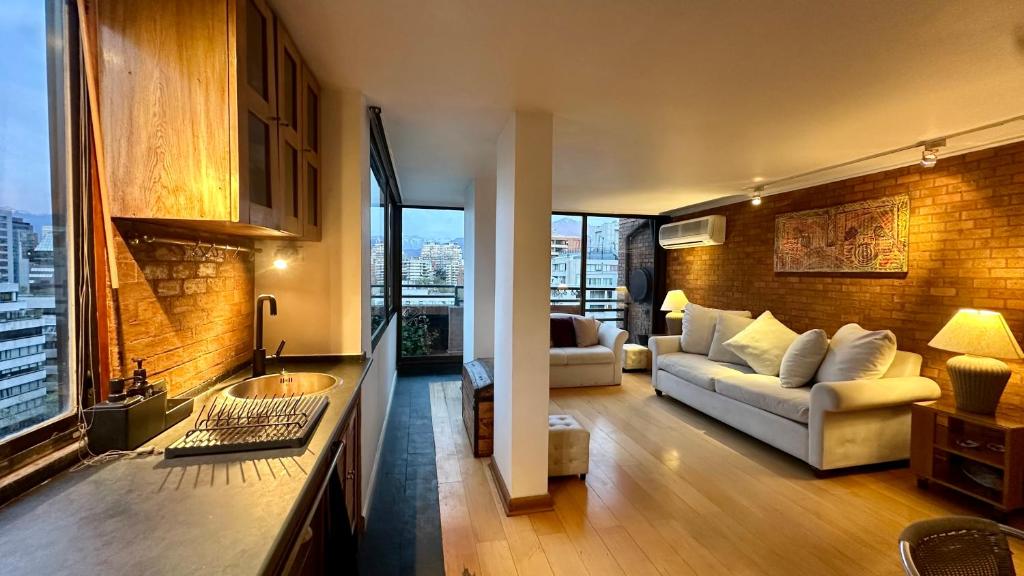 Amplio excelente ubicación y vista Depto 1 Dormitorio y Sofá cama Cercano a COSTANERA CENTER con AC y WIFI entre Metro el Golf y Tobalaba con estacionamiento incluido en Las Condes - 3