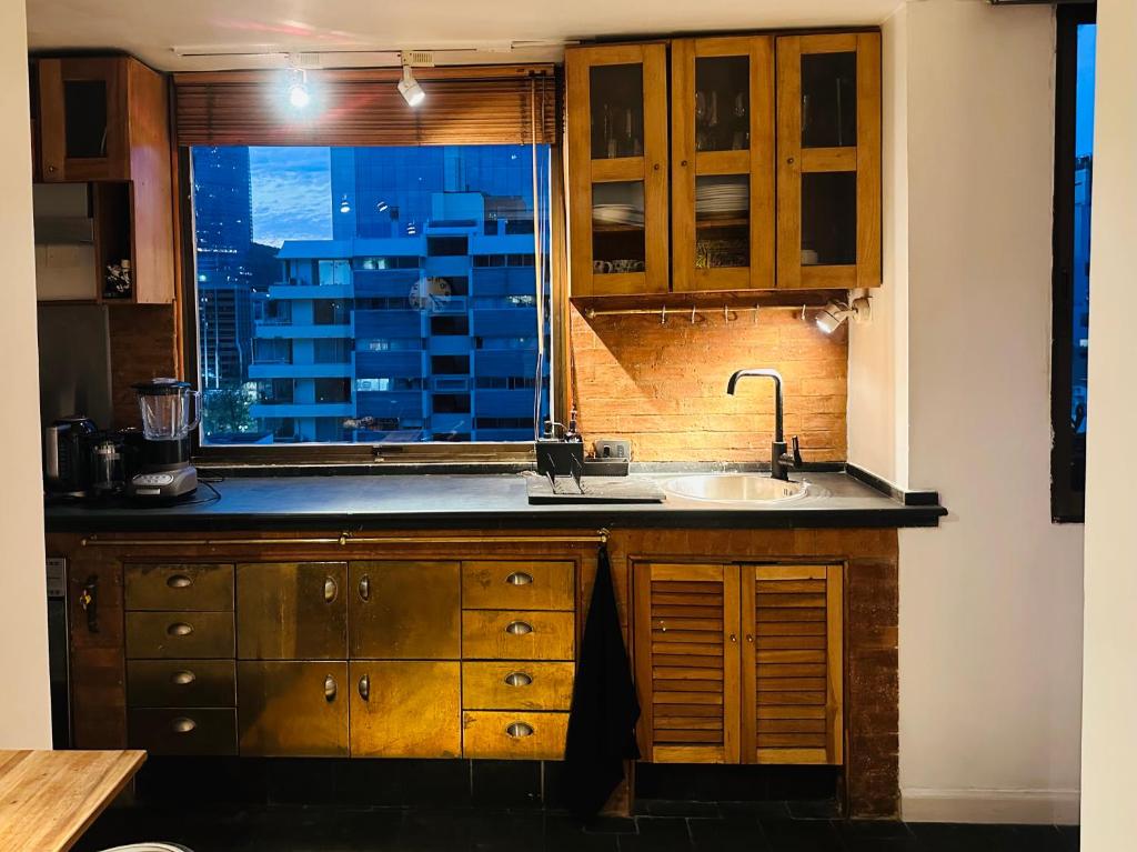 Amplio excelente ubicación y vista Depto 1 Dormitorio y Sofá cama Cercano a COSTANERA CENTER con AC y WIFI entre Metro el Golf y Tobalaba con estacionamiento incluido en Las Condes - 5