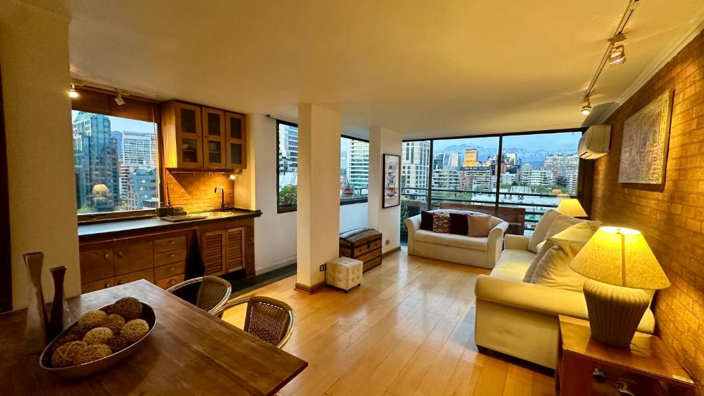 Amplio excelente ubicación y vista Depto 1 Dormitorio y Sofá cama Cercano a COSTANERA CENTER con AC y WIFI entre Metro el Golf y Tobalaba con estacionamiento incluido en Las Condes - 1