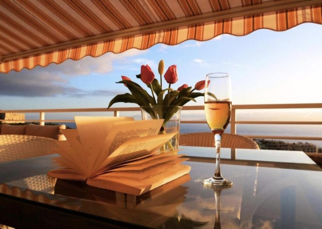 Eva The View, Puerto de Santiago