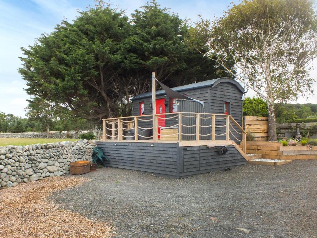 Ty'r Bugail Shepherds Hut, Llanddwywe