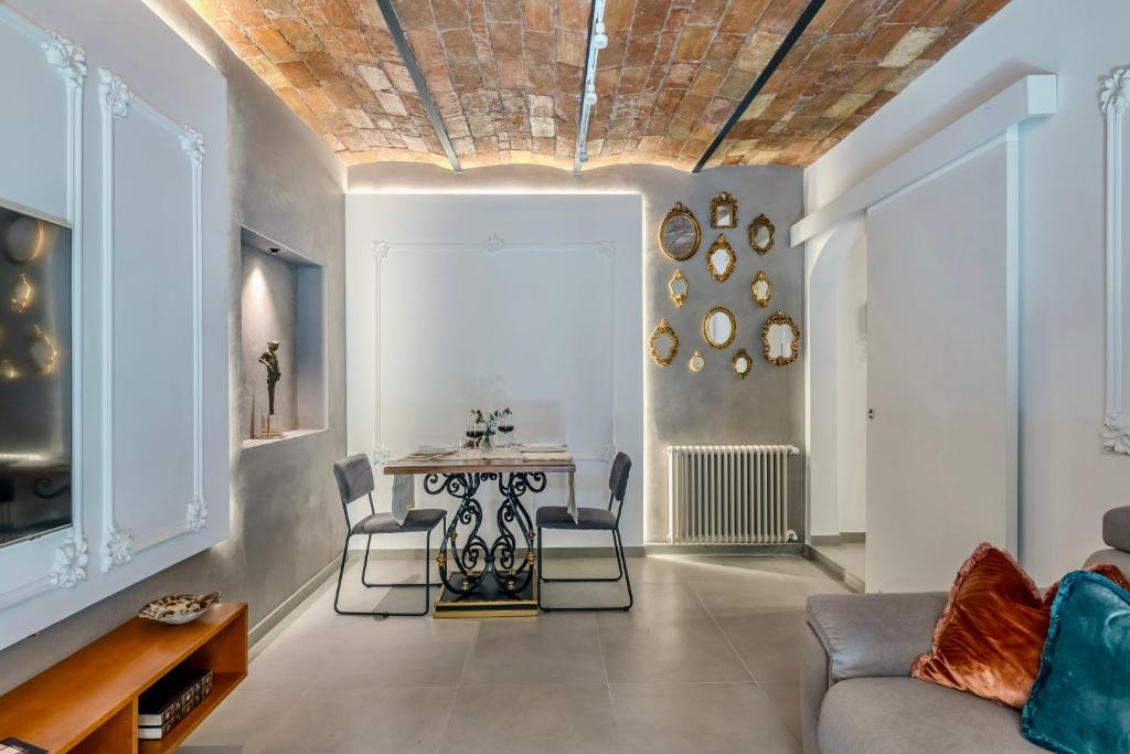 Colosseum 1 Min Design Apt with Private Courtyard - 2