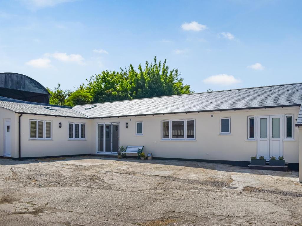 Orchard Lodge, Burstock