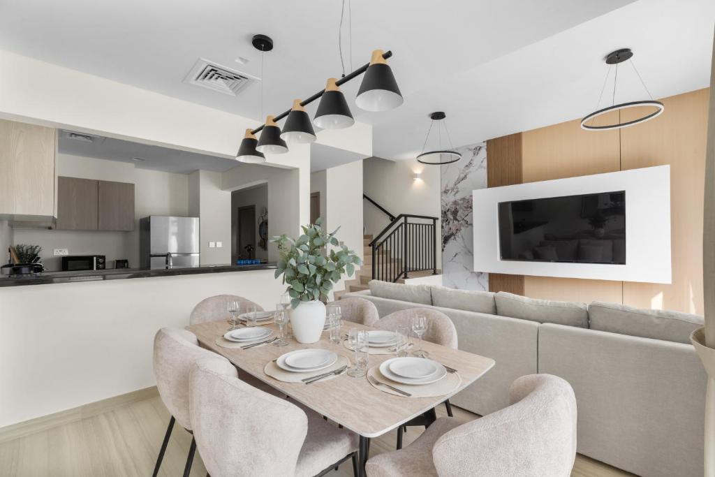 Luxury 4BR Villa Free Malibu Beach Access, Dubai