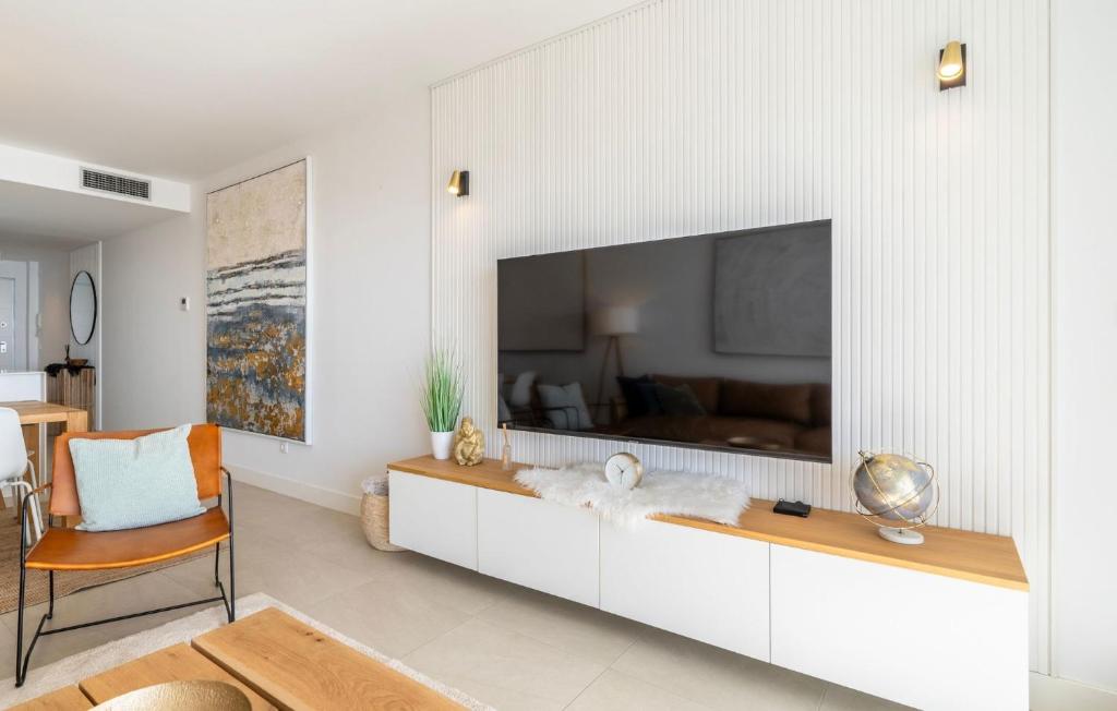 Sophisticated Two Bed Apartment in Pure South with Sea View - 3