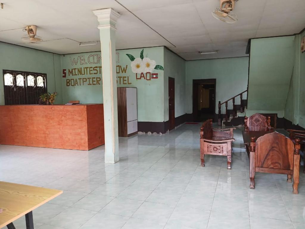 5 Minutes to slow boat pier hostel