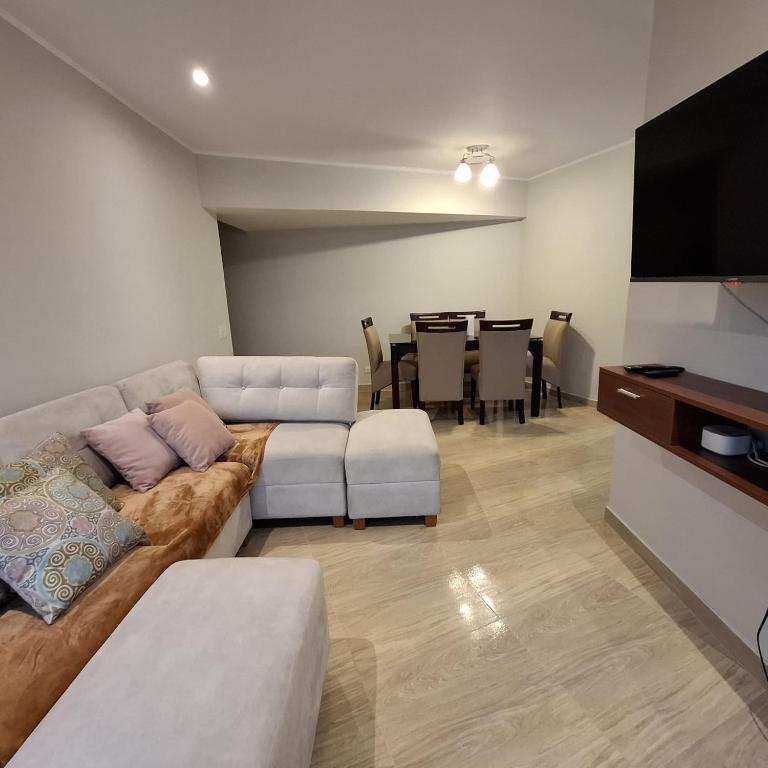 Hermoso departamento cerca a parque y estadio nacional con cochera - 1