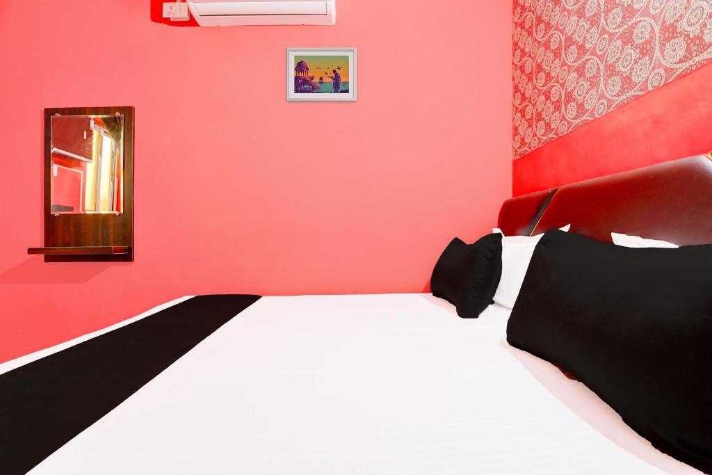 Hotel O Rewansh in, Bhilai