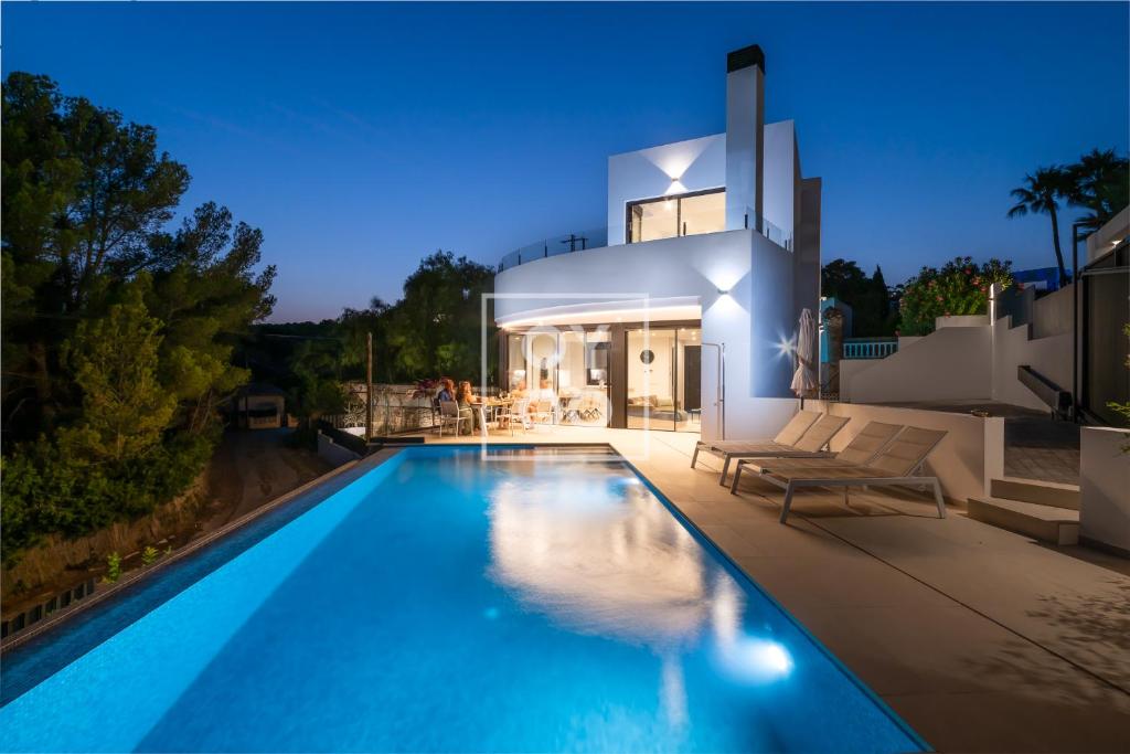 Villa Mar y Monte, saltwater pool, sea and mountain views, by OYOOSTAYS - 5