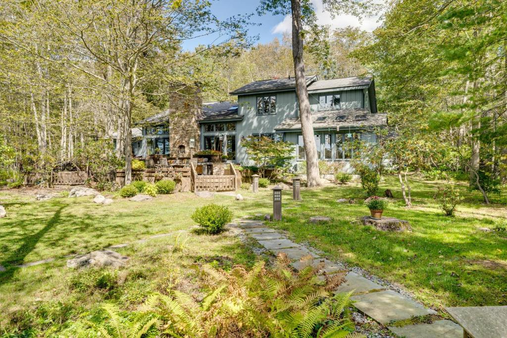 Luxe Poconos Pines Home with Beach and Amenities!, Pocono Pines