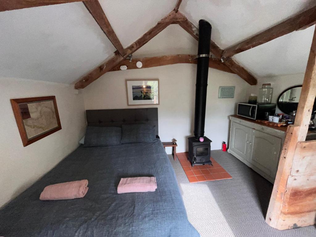 The Hay Loft - private bathroom in separate building 10 metres away, Tolland
