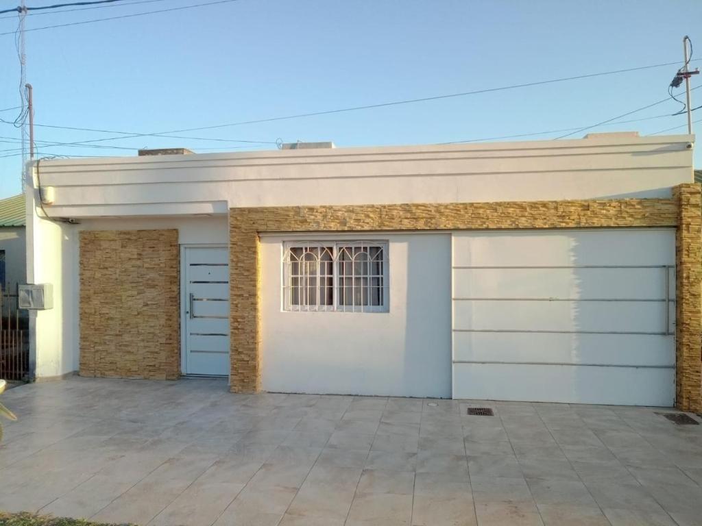 CASA MODERNA en Barrio - 2