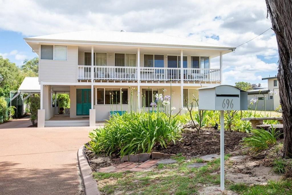 Salty Dayz Retreat - Steps from Busselton Beach, Broadwater