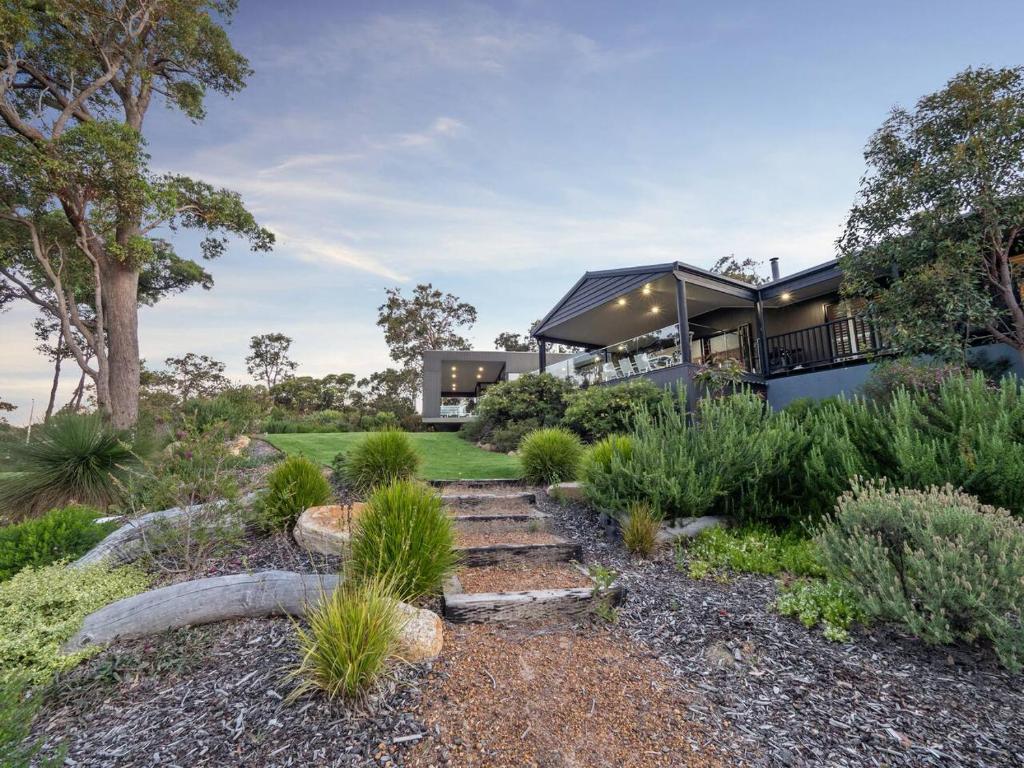 The Roo House - Sprawling Bushland Retreat near Town, Dunsborough