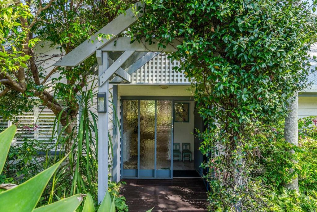 Omanu - family home with pool, Port Macquarie