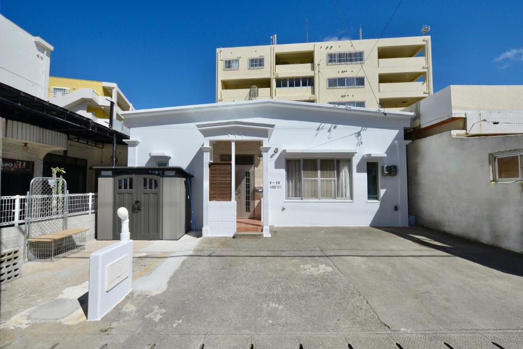 海徒歩1分アメリカンビレッジまで7分周辺には飲食店多数の北谷エリアSunabeNest, Čatan