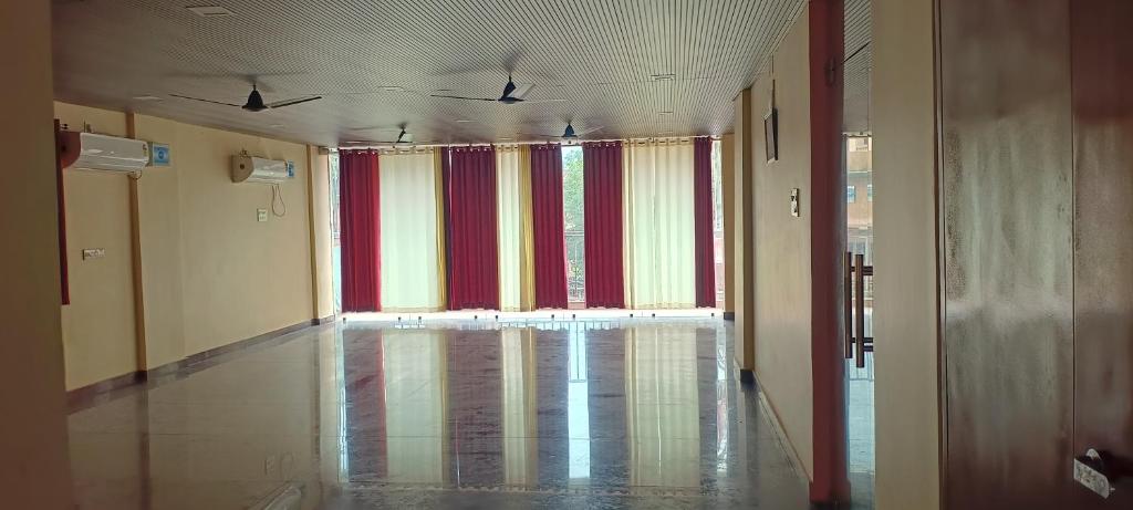 K R Hotel & BANQUET HALL, Dhanbád