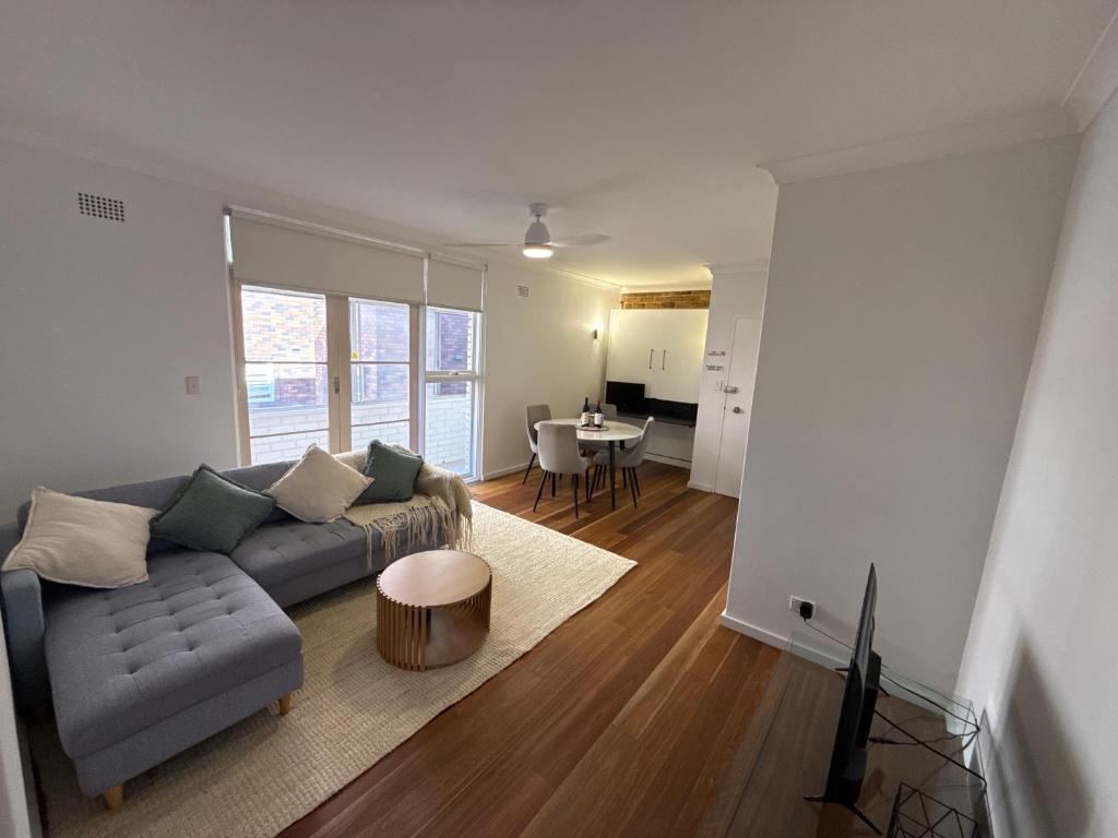 Randwick Shared Apt with Study Desk & Parking, Sydney
