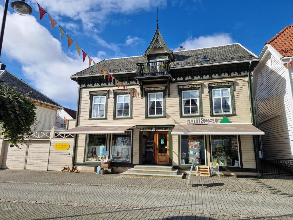 Charming apartment, 3rd floor in Swiss villa, Flekkefjord