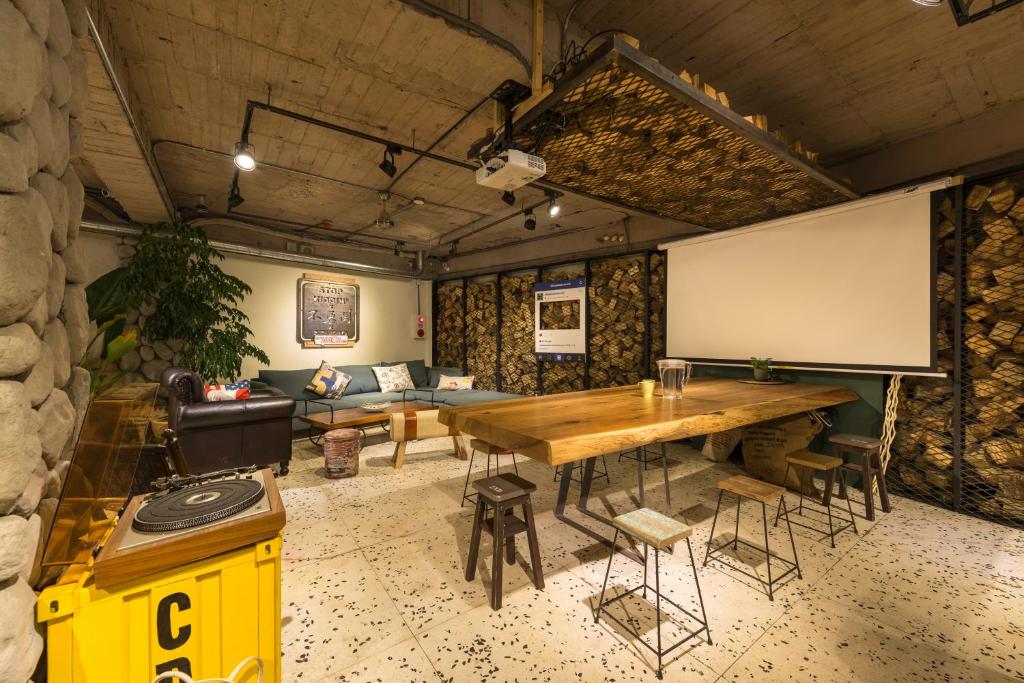 ห้องส่วนกลางสำหรับนั่งเล่น/ดูทีวี