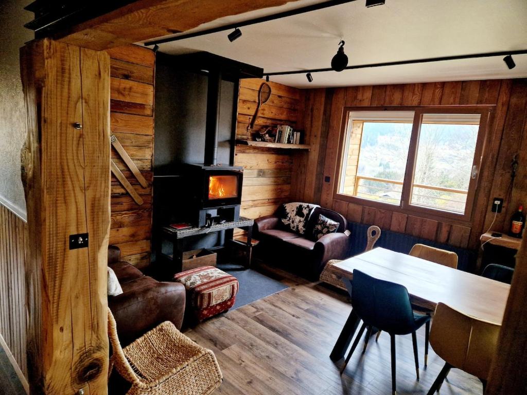 Vosges, quiet four bedroom chalet, cinema, games room, Xonrupt-Longemer