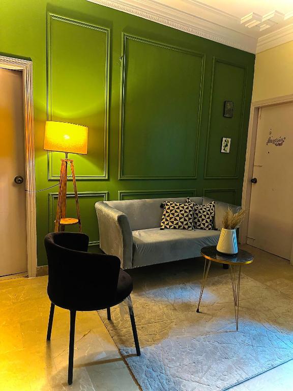 Modern Minimalistic, Karáčí