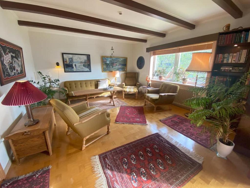 Charming Retreat with Stunning Views for 9 Guests, Vestmanna