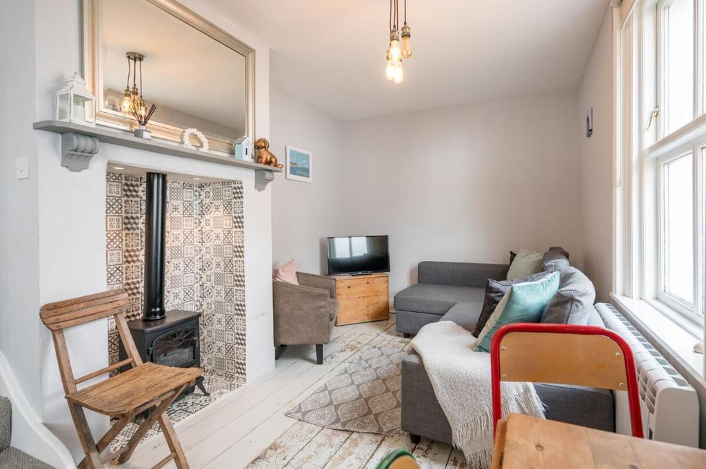 Charming 2BR Secret Cottage, Walk to the Sea, Southwold