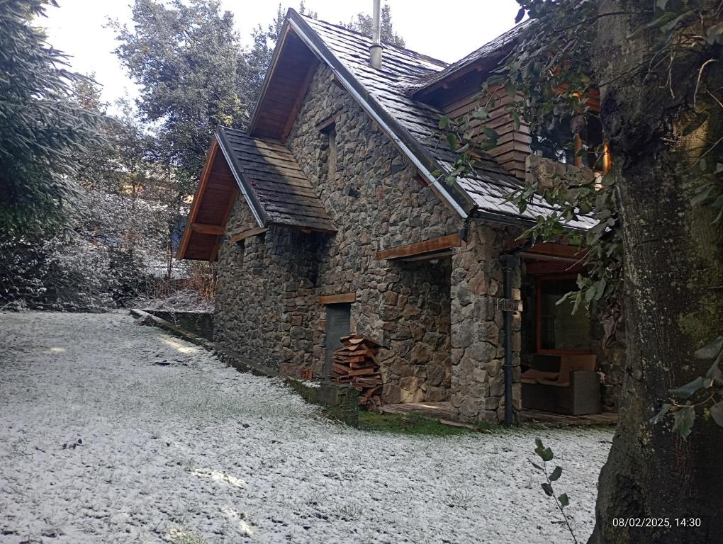 LA Nevadita, Chalet cabin located near the center- It includes suite room with double bed and another 2 bedrooms with two singles beds- Living room fireplace, Hot water, WI-FI - 2