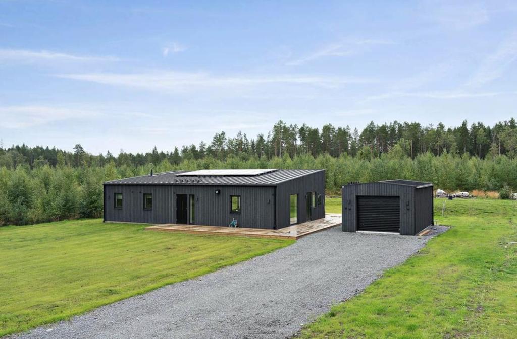 Newly Built House with Free Parking in Scenic Nature, Umeå