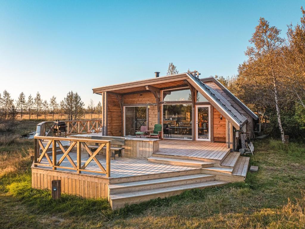 Riverside Cabin - Hot Tub, Fishing and Relaxing Escape, Лёйгарватн