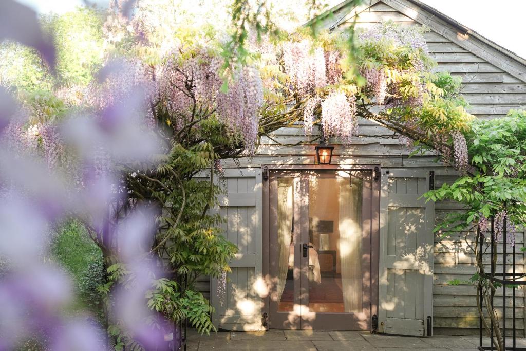 Wisteria Lodge - Stylish Countryside Lodge on 25-Acre Estate, Bekesbourne