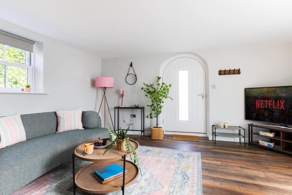 Ivy Mews - Converted Barn in Popular Village, Scarborough