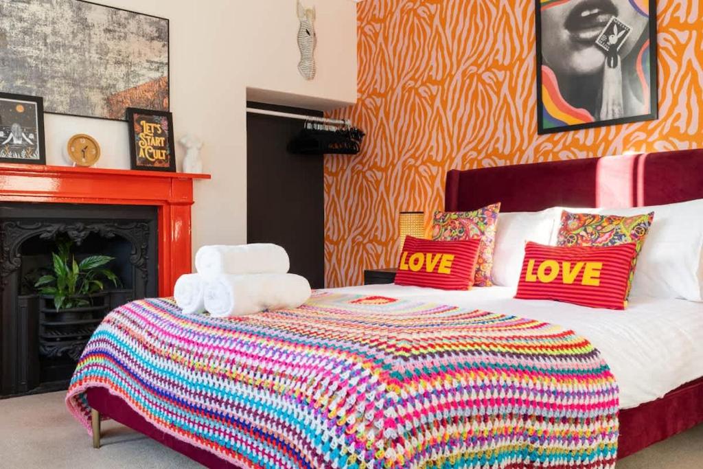 The One with the Pink Door, Scarborough