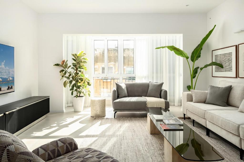 Central & Bright Designer Getaway by Sea N' Rent, Tel Aviv