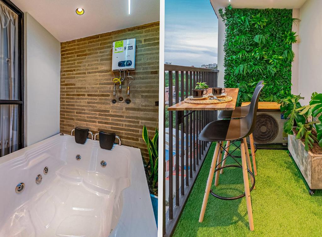 H405 Industrial Luxury Private Jacuzzi Views - 2