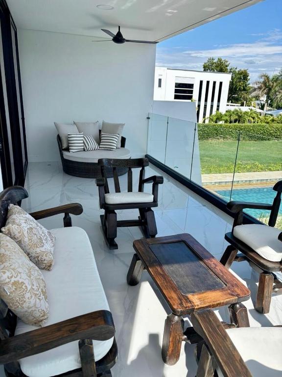 Lakefront Villa with Private Dock, Pool & Jacuzzi - 3