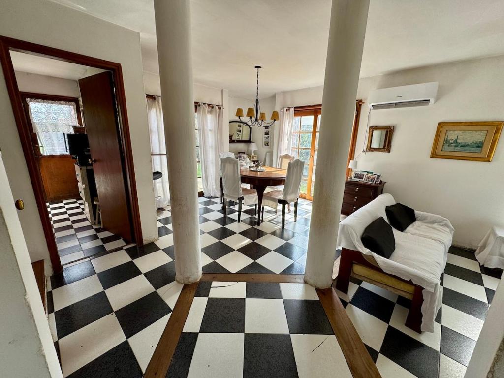 Hermosa Casa familiar de 2 pisos con patio amplio - 1