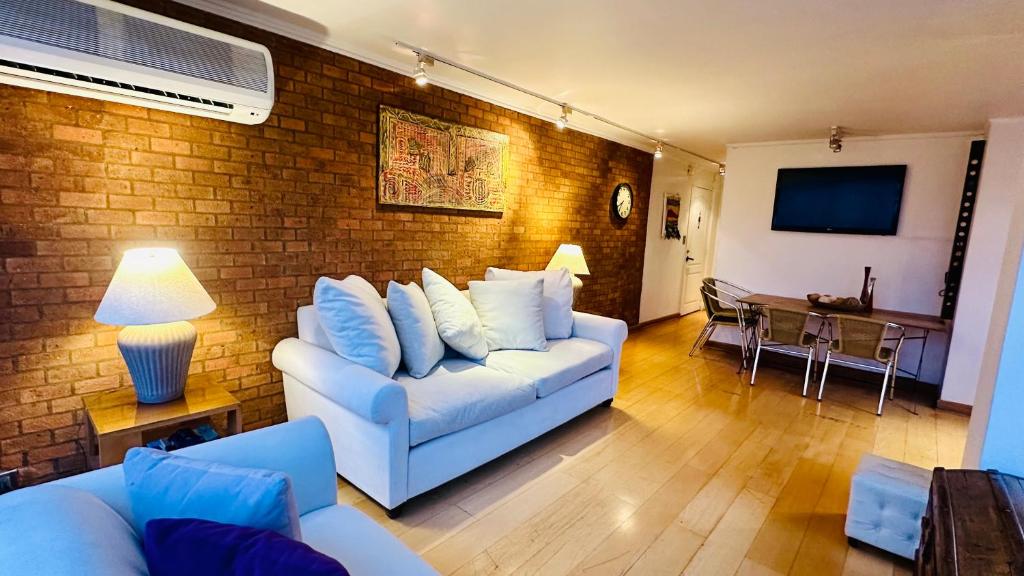 Amplio excelente ubicación y vista Depto 1 Dormitorio y Sofá cama Cercano a COSTANERA CENTER con AC y WIFI entre Metro el Golf y Tobalaba con estacionamiento incluido en Las Condes - 2