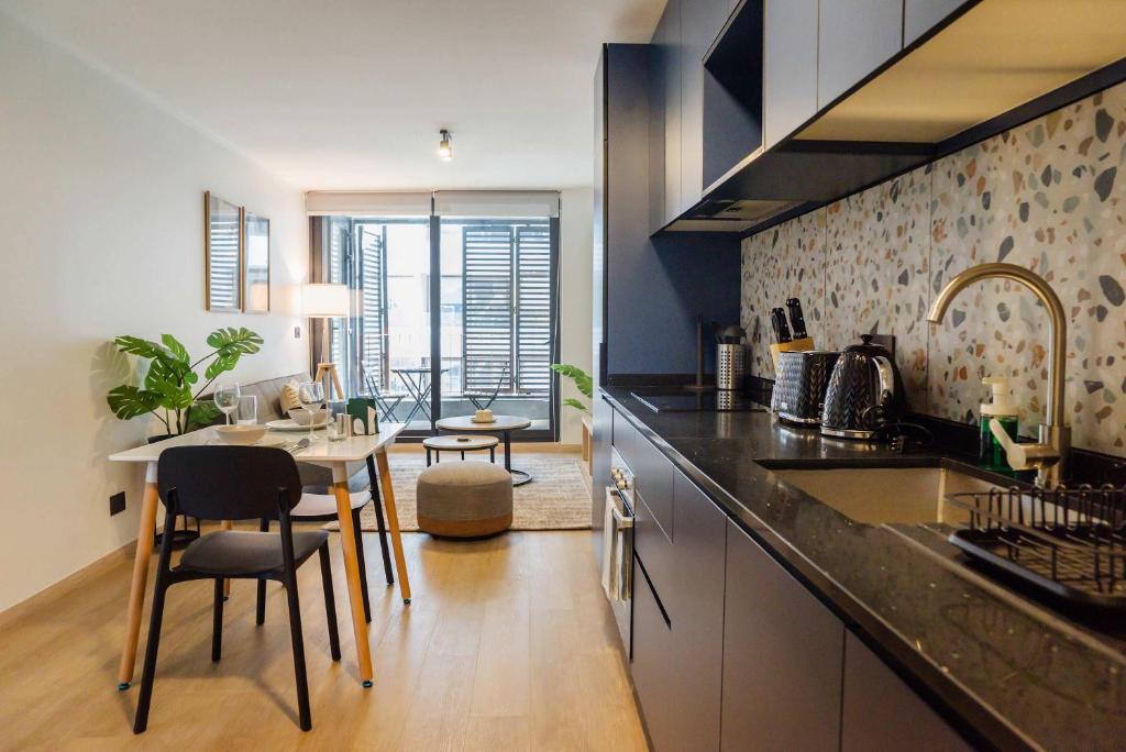 Stylish 2BR Urban Oasis for 3 in Vibrant Las Condes - 3