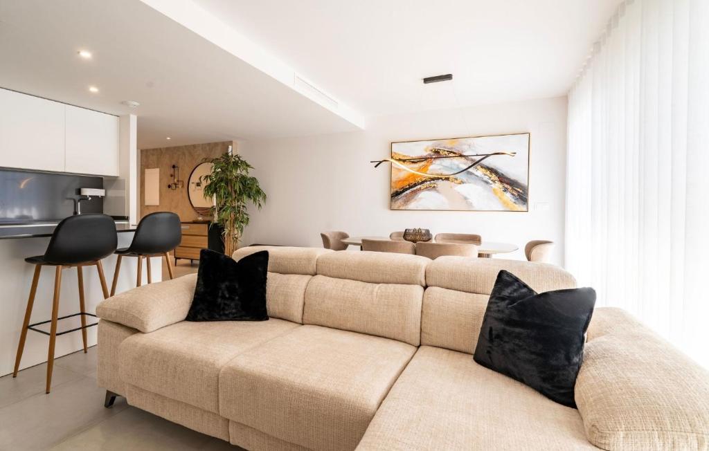 Contemporary 3-Bedroom Apartment in Oasis 325 - 1